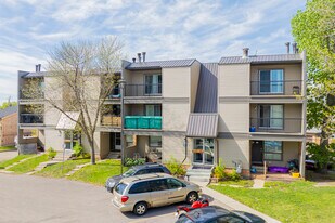 Windsor Green in Calgary, AB - Building Photo