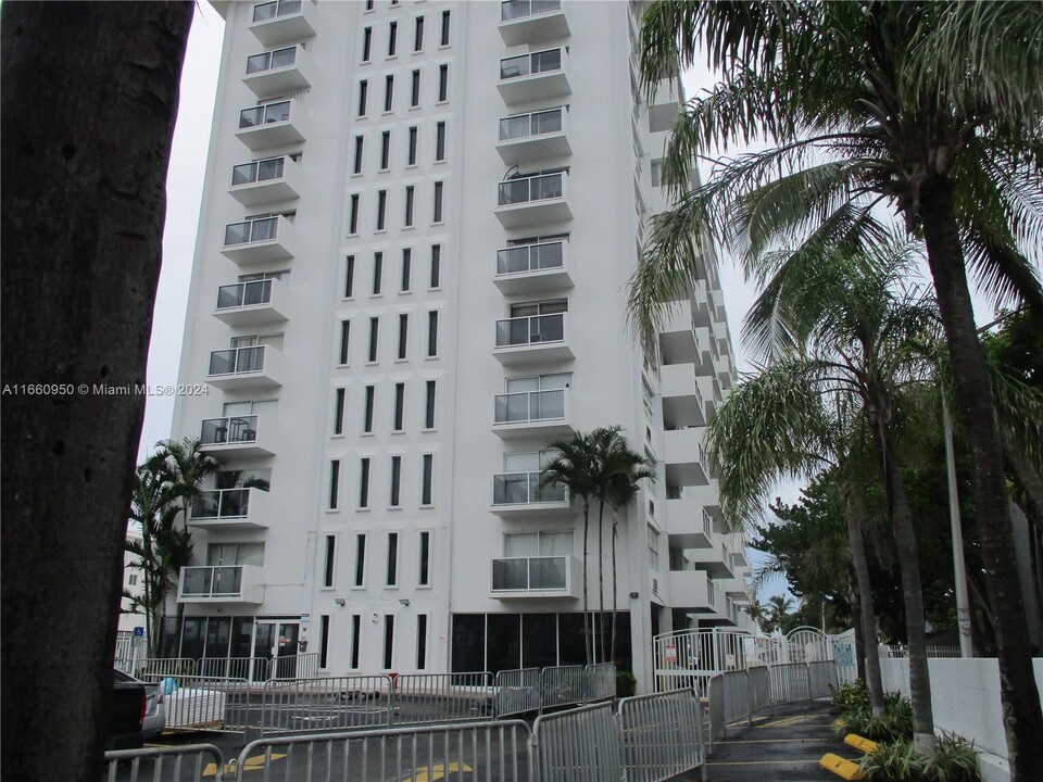 5313 Collins Ave in Miami Beach, FL - Building Photo