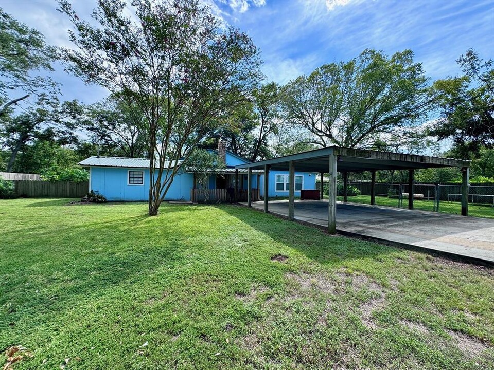 1937 Red Bluff Rd in Seabrook, TX - Foto de edificio