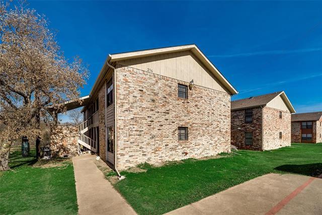 218 Renfro St in Grand Prairie, TX - Building Photo