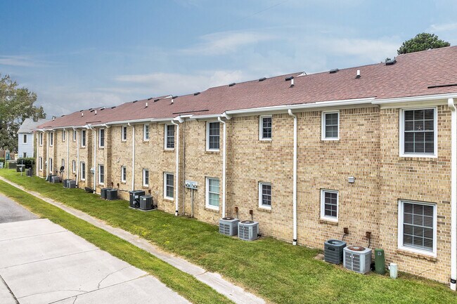 598 Pinewood Dr in Virginia Beach, VA - Building Photo - Building Photo