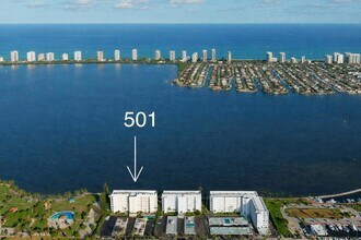 501 Lake Shore Dr in West Palm Beach, FL - Building Photo - Building Photo