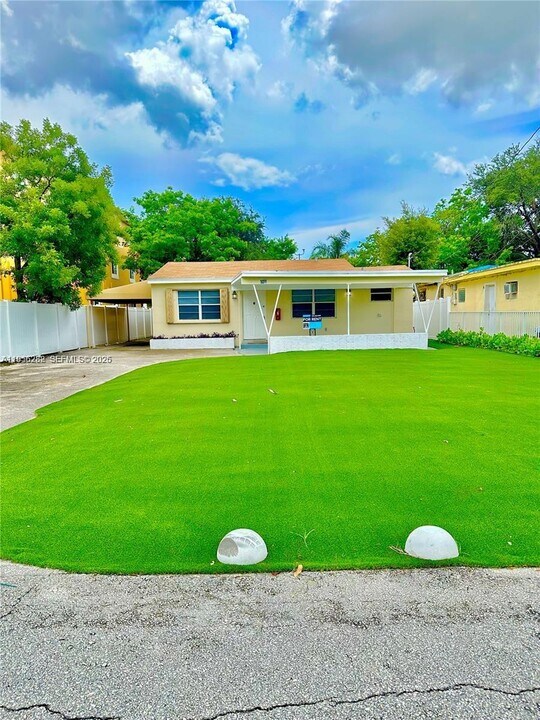 108 NW 3rd Ave in Hallandale Beach, FL - Building Photo