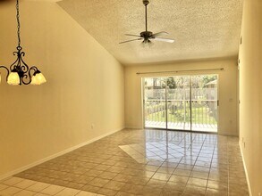 5665 Whitaker Rd in Naples, FL - Foto de edificio - Building Photo