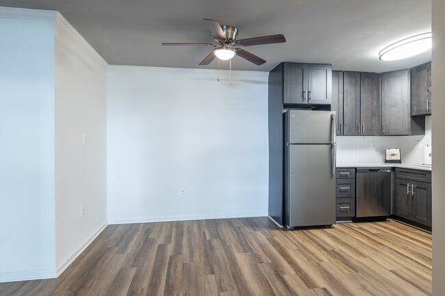 Whitestone at Landmark in Alexandria, VA - Foto de edificio - Interior Photo