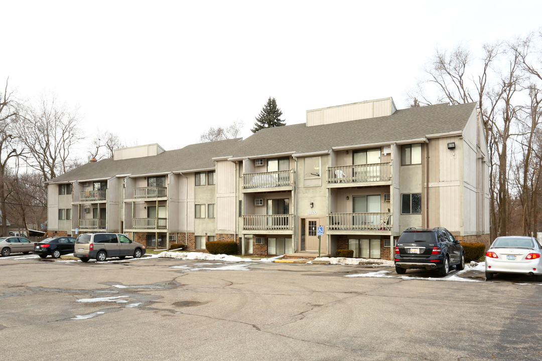 Cavanaugh West in Lansing, MI - Foto de edificio