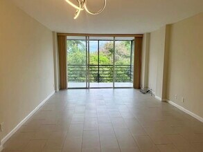 105 Royal Pk Dr in Oakland Park, FL - Building Photo - Building Photo