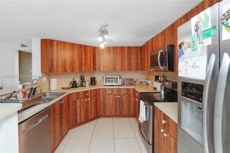 10921 NW 88th Terrace in Doral, FL - Foto de edificio - Building Photo