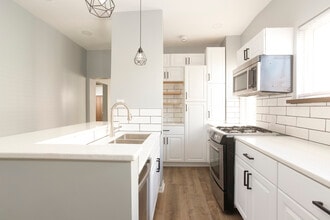 4820 W Roscoe St, Unit 2 in Chicago, IL - Foto de edificio - Building Photo