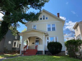 329 E 19th Ave in Columbus, OH - Building Photo