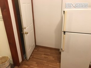 56-21 61st St-Unit -2-R in Queens, NY - Foto de edificio - Building Photo