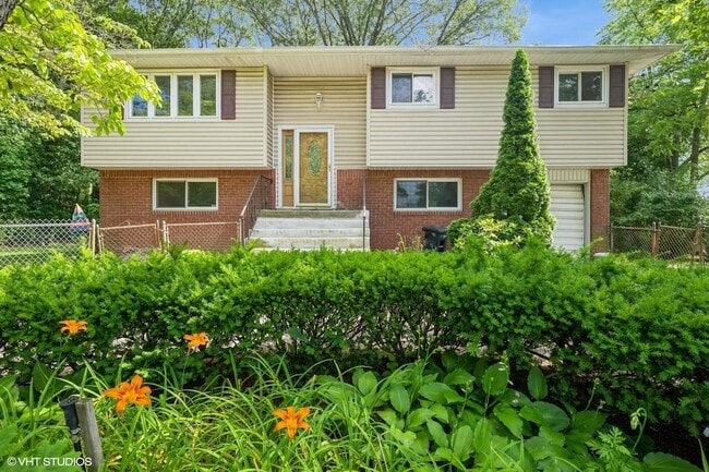 472 Essex St in West Babylon, NY - Building Photo - Building Photo