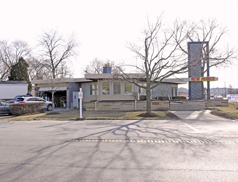 Blackhawk Estates in Des Plaines, IL - Building Photo