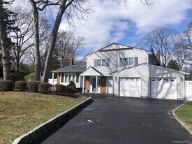 104 Gail Ct in East Northport, NY - Building Photo