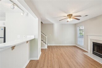 1066 Rock Creek Ln in Norcross, GA - Foto de edificio - Building Photo