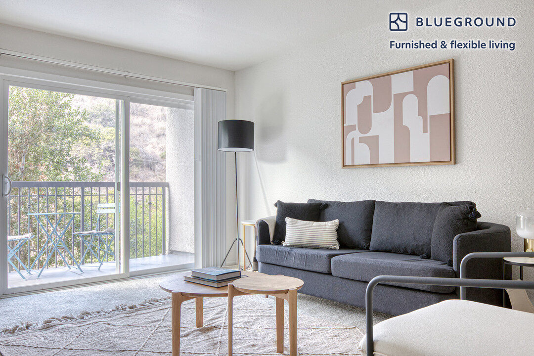 3608 Barham Blvd in Los Angeles, CA - Foto de edificio