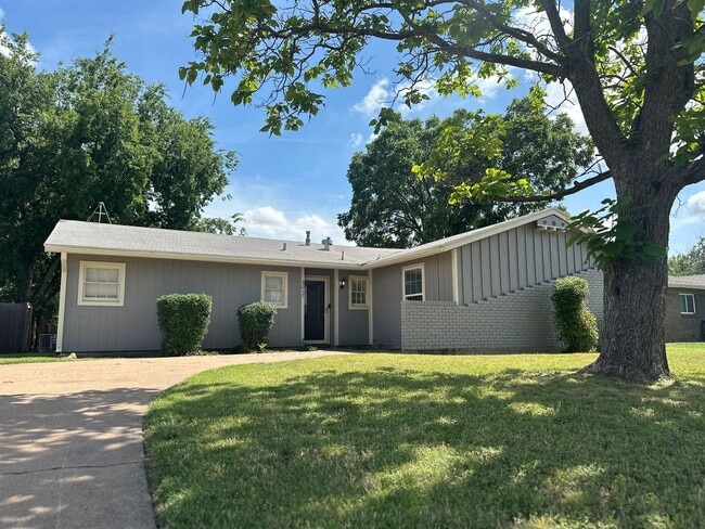 property at 3017 Bennett Dr