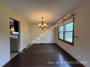 27W181 Jewell Rd in Winfield, IL - Building Photo - Building Photo