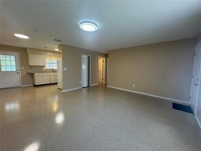 5222 Bogdonoff Dr in Seffner, FL - Foto de edificio - Building Photo