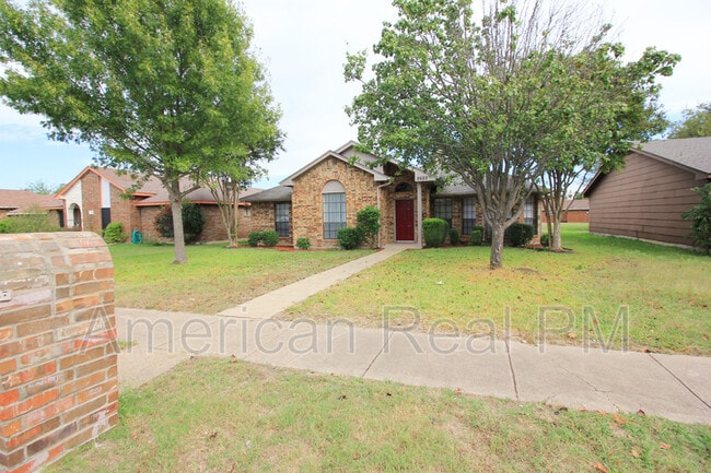 property at 2622 Hartford Ln