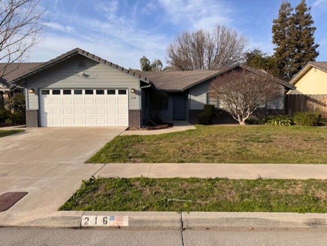 216 W Dickens Ave in Tulare, CA - Building Photo - Building Photo