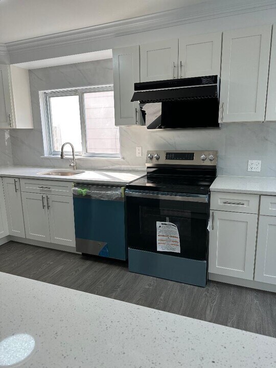 33-24 255th St in Queens, NY - Building Photo