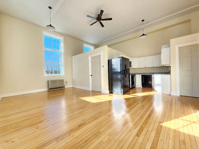 21 Jefferson St, Unit 11 in Old Town, ME - Foto de edificio