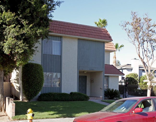 9065 Park St in Bellflower, CA - Foto de edificio - Building Photo