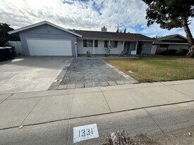 1331 S Chatham St in Visalia, CA - Building Photo