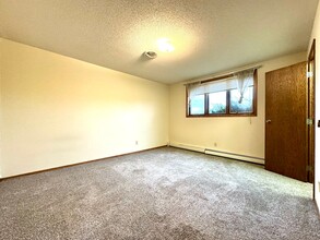 2400 S Cliff Ave in Sioux Falls, SD - Building Photo - Building Photo