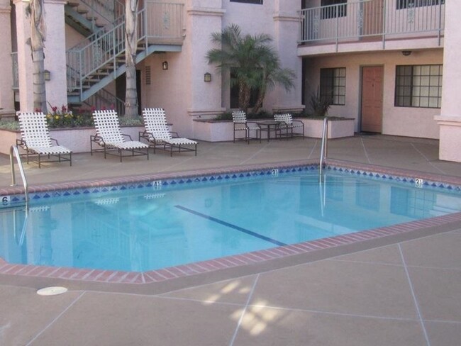 265 West Tujunga in Burbank, CA - Foto de edificio - Building Photo