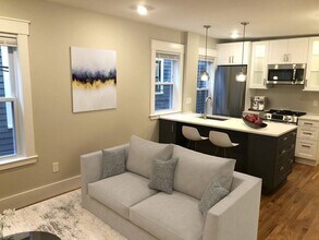 23 Howard St, Unit 2 in Cambridge, MA - Foto de edificio - Building Photo