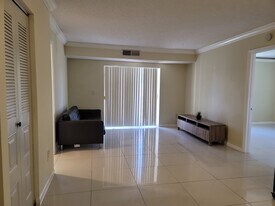 8200 SW 210th St, Unit 102 in Cutler Bay, FL - Building Photo