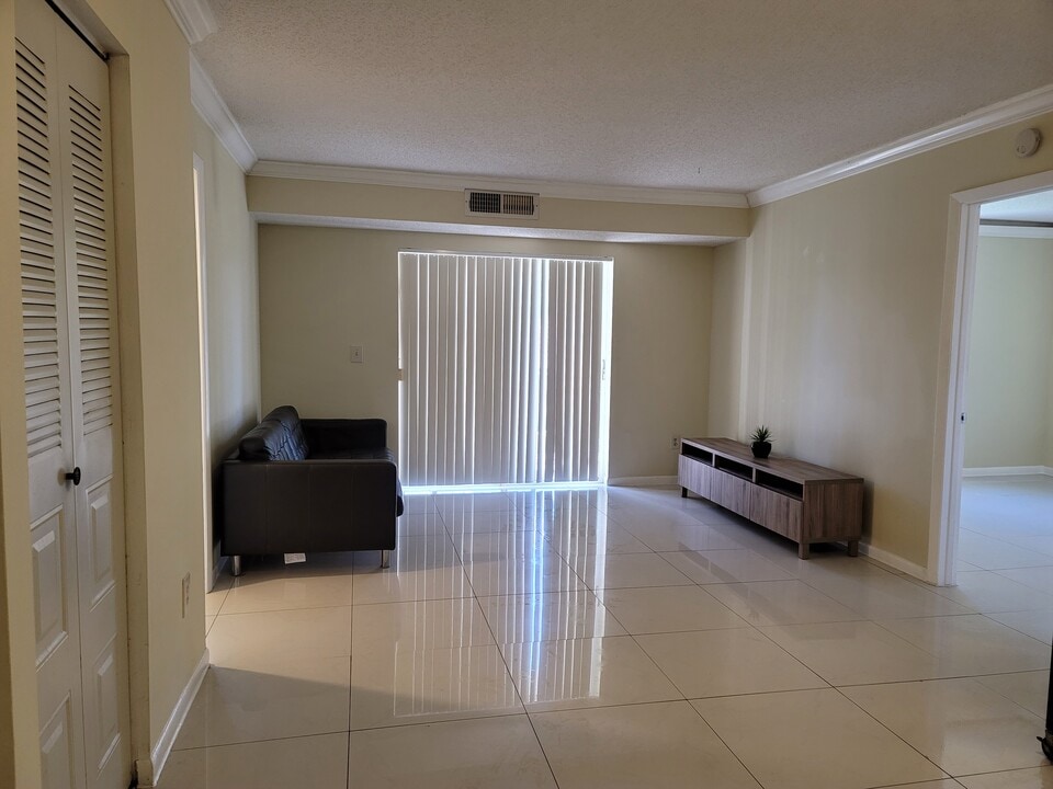8200 SW 210th St, Unit 102 in Cutler Bay, FL - Foto de edificio