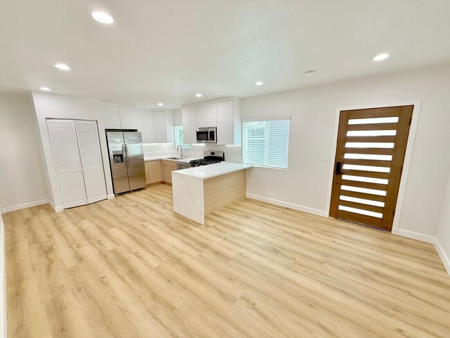 827 1/2 Manhattan Ave, Unit 827 B in Hermosa Beach, CA - Building Photo - Building Photo