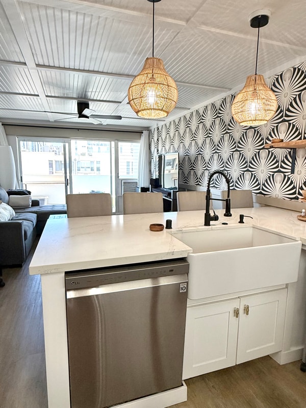 2421 Ala Wai Blvd in Honolulu, HI - Foto de edificio - Building Photo