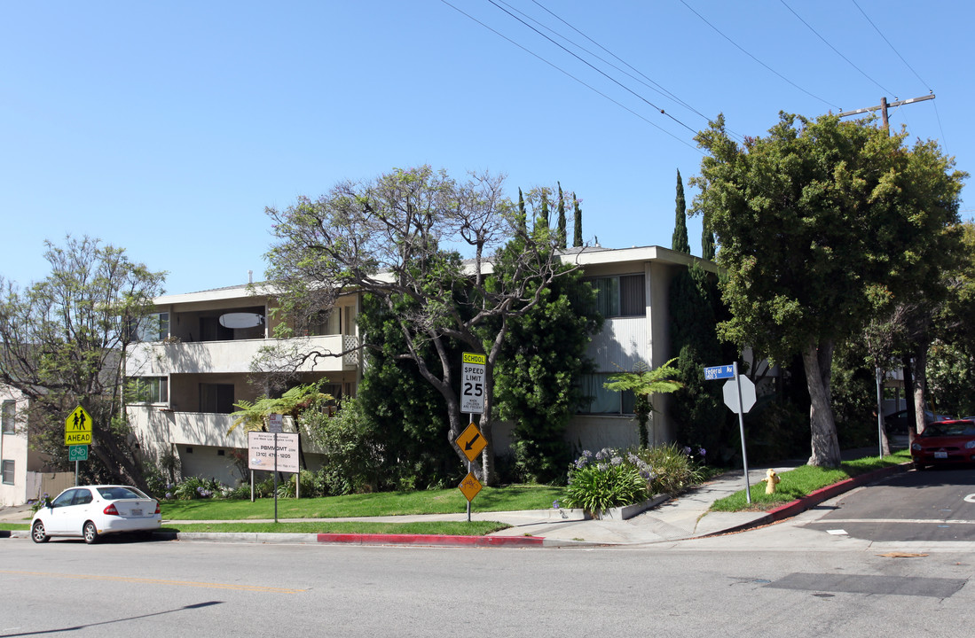 11600 Rochester Ave in Los Angeles, CA - Foto de edificio