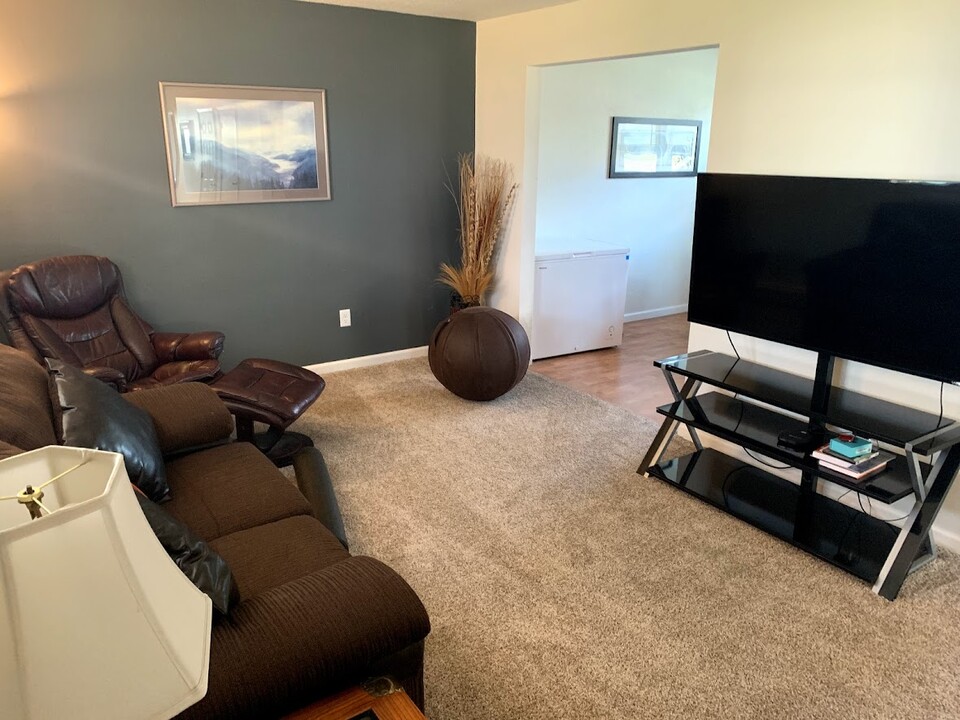 402 7th Ave E, Unit 2 in West Fargo, ND - Building Photo