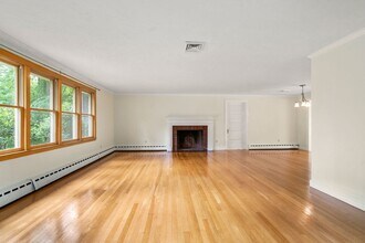 494 North Ave, Unit 1 in Weston, MA - Foto de edificio - Building Photo