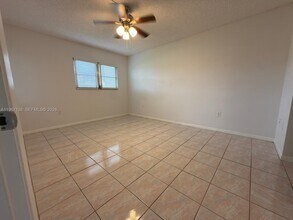 950 SW 138th Ave in Pembroke Pines, FL - Foto de edificio - Building Photo