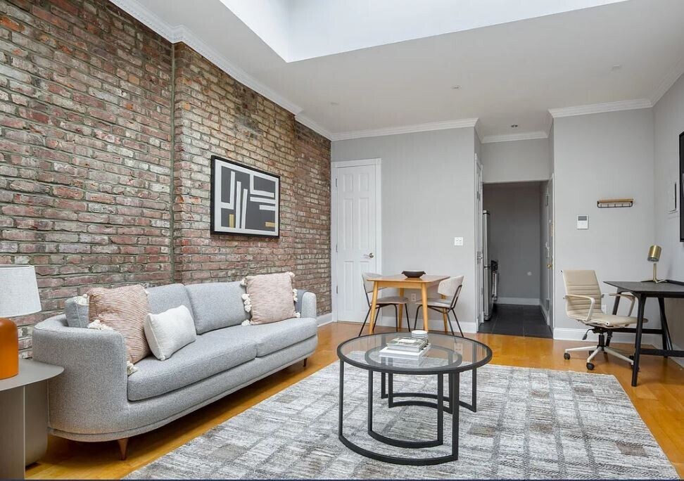 120 Christopher St in New York, NY - Building Photo