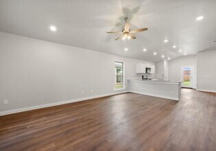 7213 8th St in Lubbock, TX - Foto de edificio - Building Photo