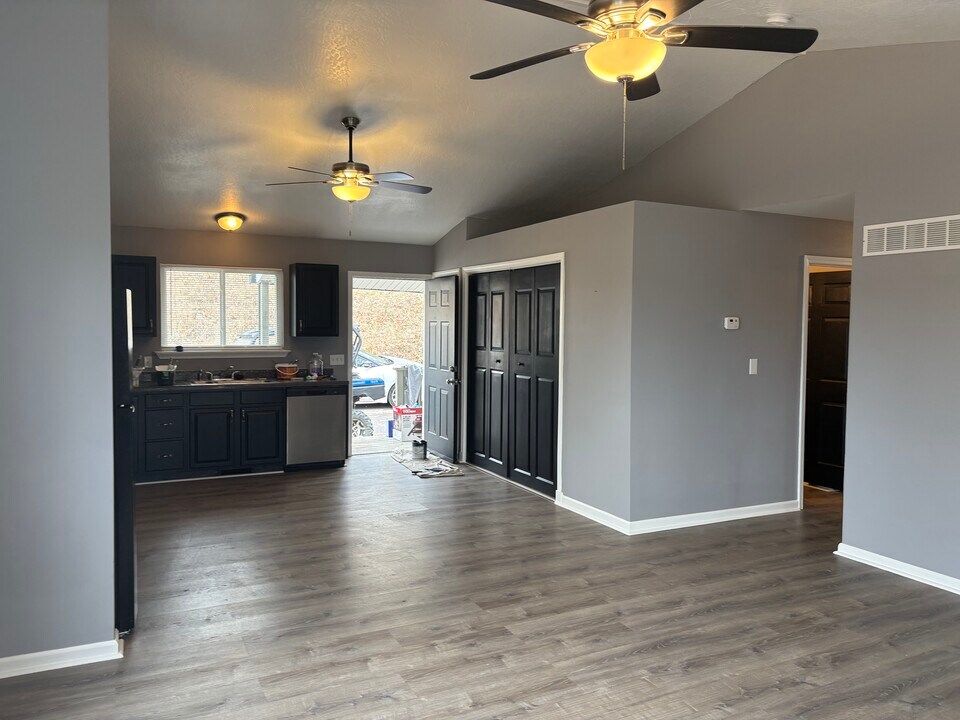 204 Park Place Dr in Kaiser, MO - Building Photo