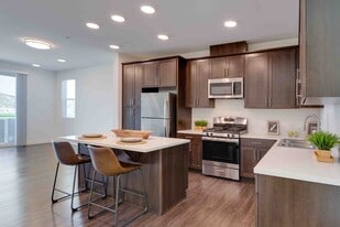 Yolo West Apartments in Ventura, CA - Building Photo