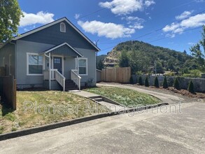 359 W Laurelwood Ct in Roseburg, OR - Building Photo - Building Photo