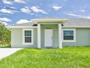 10242 Burlington Ave, Unit A in Englewood, FL - Foto de edificio - Building Photo