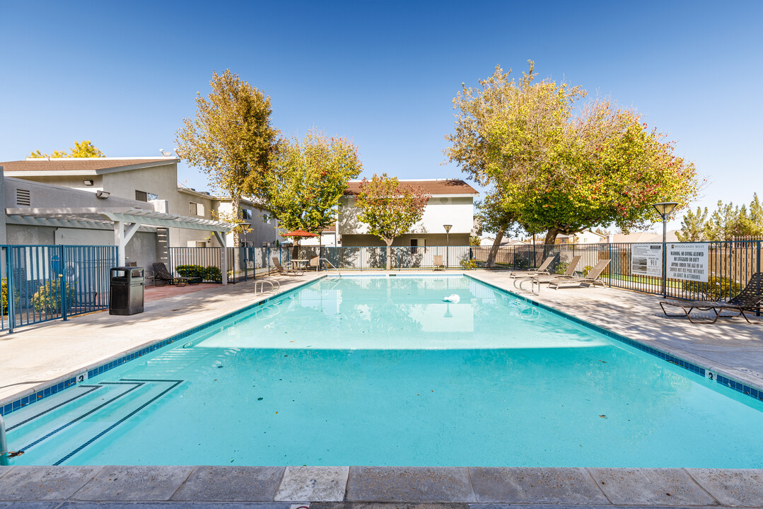 Woodlands West Townhomes in Lancaster, CA - Building Photo