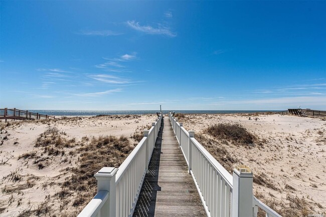 953B Dune Rd in Westhampton Beach, NY - Foto de edificio - Building Photo