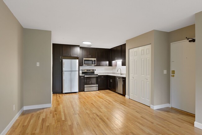 Remodeled 2 bed with spacious floor plan photo'