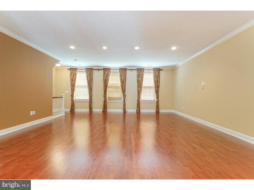 508 Captains Way in Philadelphia, PA - Building Photo